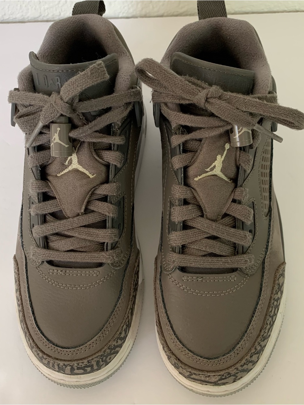 Jordan Boys Dark Gray Low Top Sneakers with Gold Jump-man Size 4.5Y